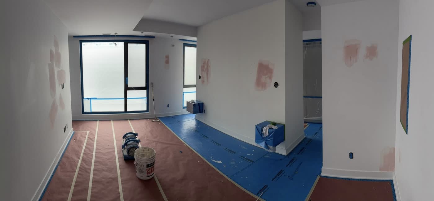 Pièce en travaux, planchers entièrement couverts de papier et de toiles